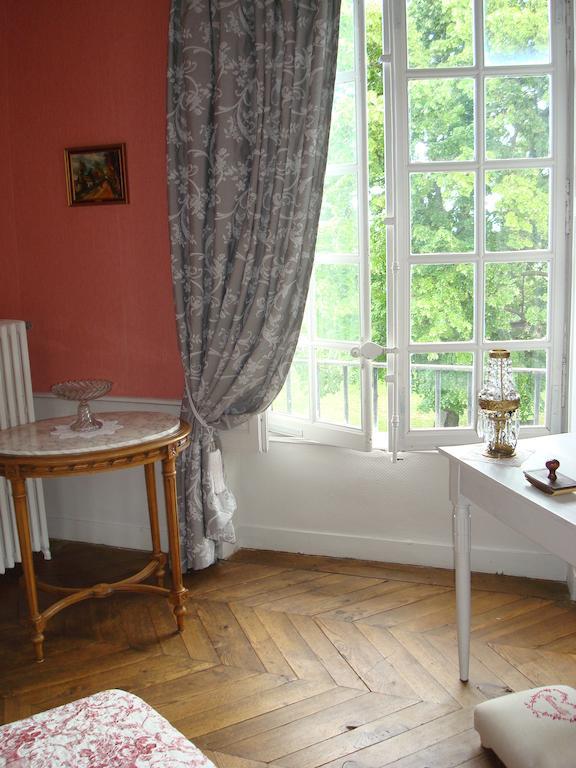 Chateau De Bourrassol Bed and Breakfast Menetrol Esterno foto